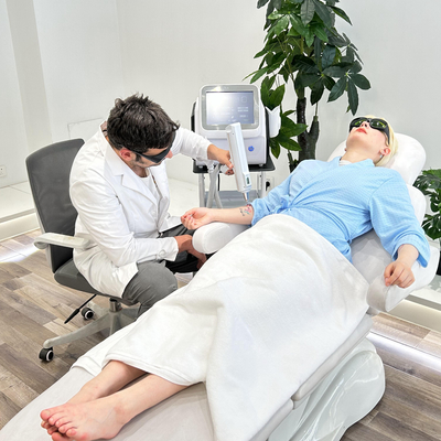 Niestandardowa maszyna laser Q Switch ND Yag do usuwania tatuaży / leczenia trądziku