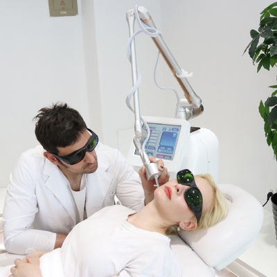 Komercyjna maszyna laserowa z frakcjonowanym CO2 do oczyszczania skóry / usuwania rozstępów
